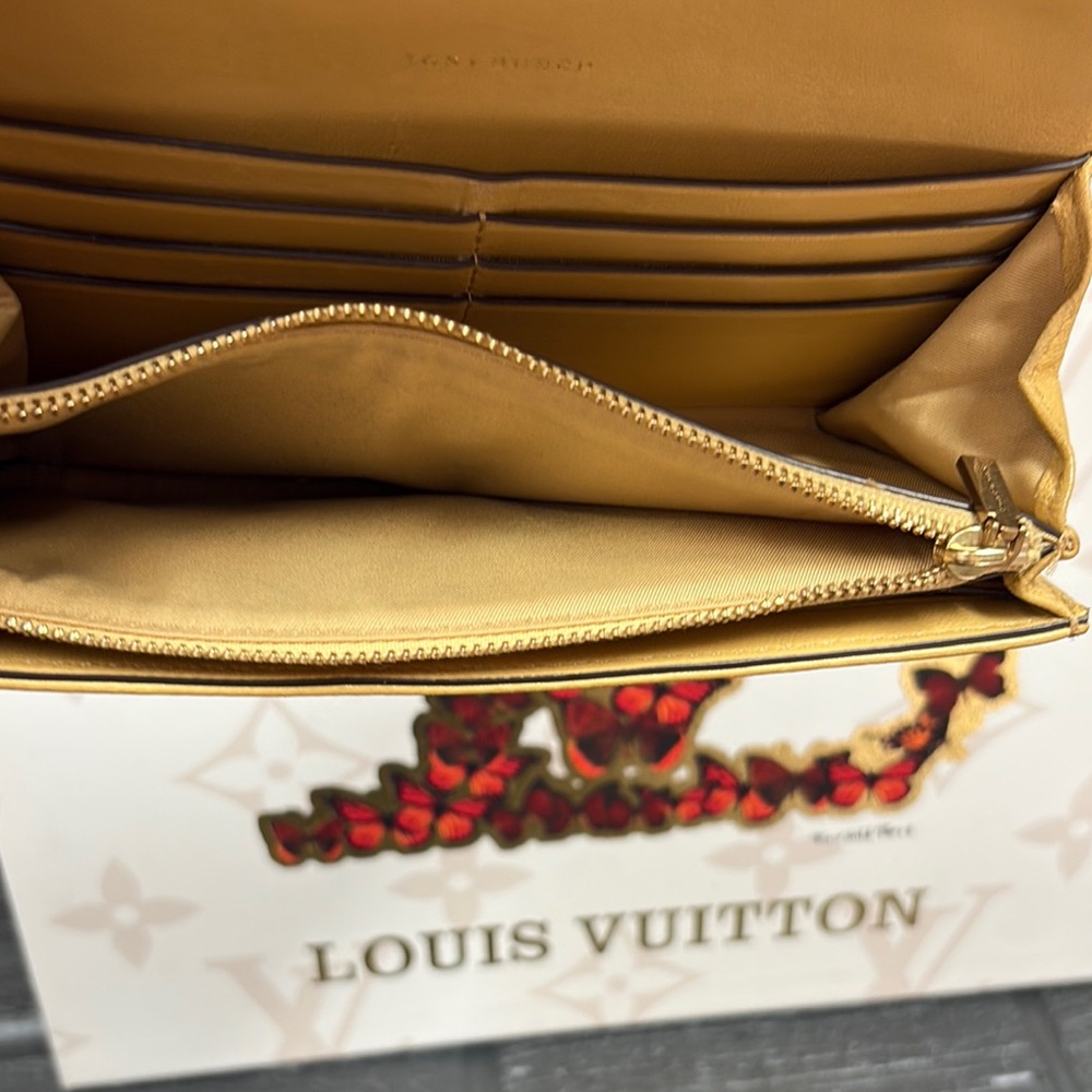 Tory Burch Kira Leather Envelope Wallet - Picture 14 of 16